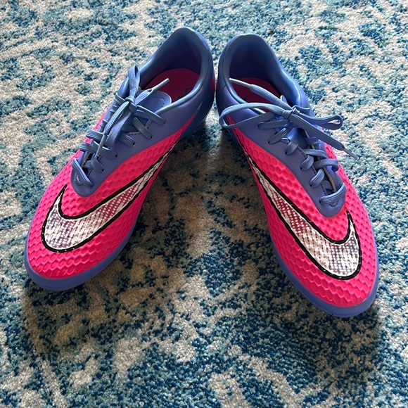 NIKE Soccer Cleats - Picture 4 of 6